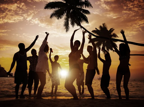 Άνθρωποι σε έννοια κόμμα καλοκαίρι παραλία — Φωτογραφία Αρχείου