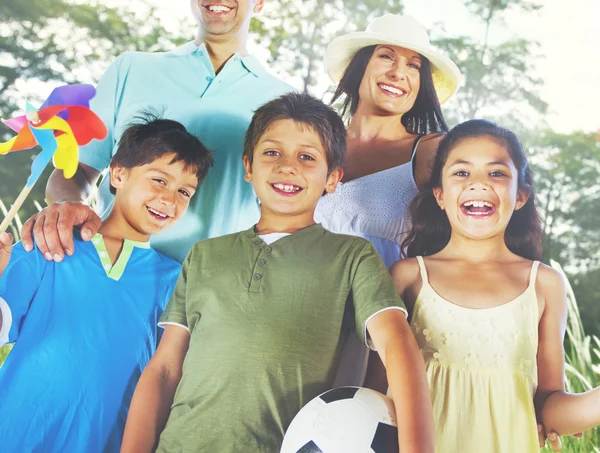 Jouer en famille à l'extérieur, Concept — Photo