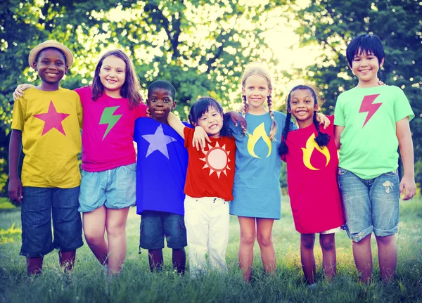 Verschiedene Kinderfreundschaften — Stockfoto