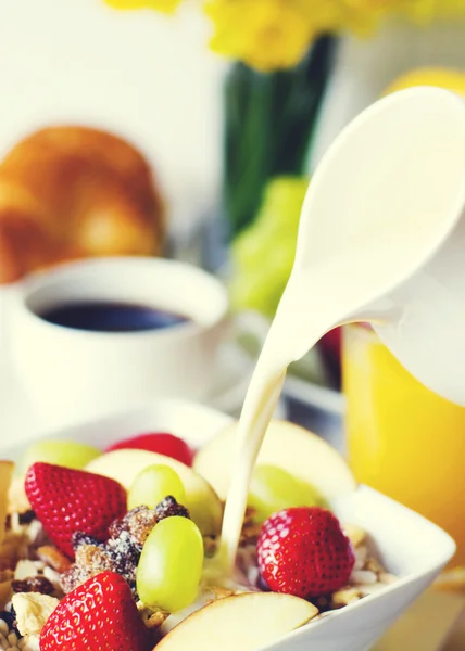 Frukost müsli, svart kaffe — Stockfoto