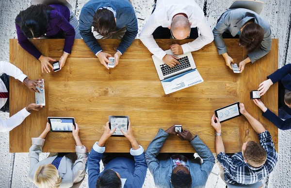 Mensen uit het bedrijfsleven met behulp van digitale apparaten — Stockfoto