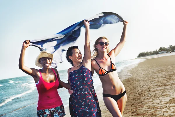 Chicas en el concepto de vacaciones de verano en la playa — Foto de Stock