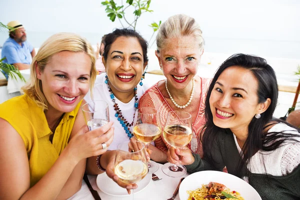 Freunde hängen beim Party-Dining-Konzept ab — Stockfoto