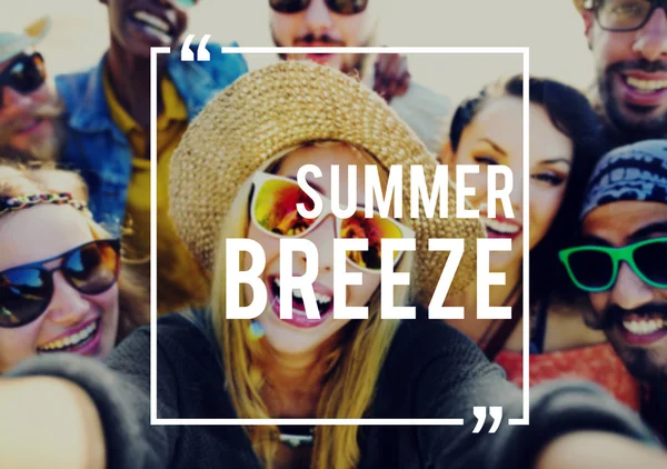 Summer Breeze text med vänner koncept — Stockfoto