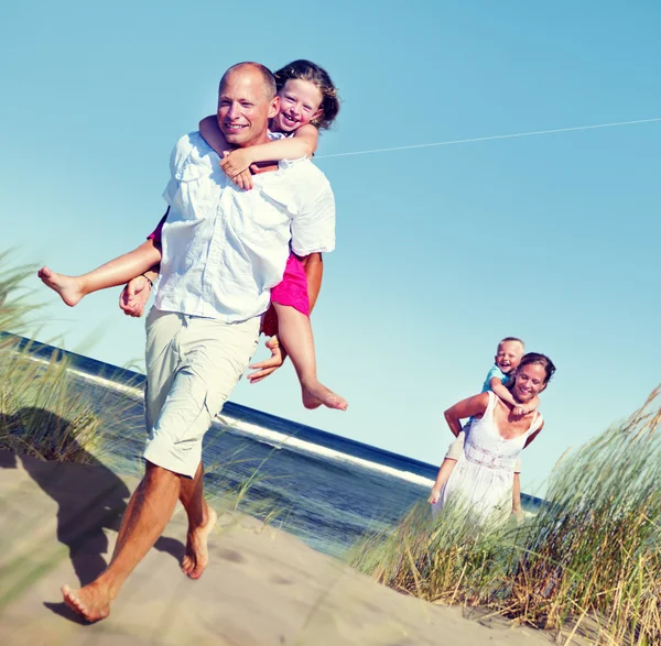 Familie spielt nach dem Strandkonzept — Stockfoto