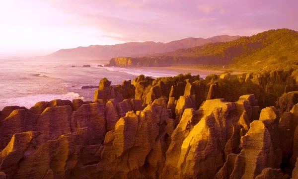 Pannukakku kiviä luonnonkaunis näkymä vuorille Concept — kuvapankkivalokuva