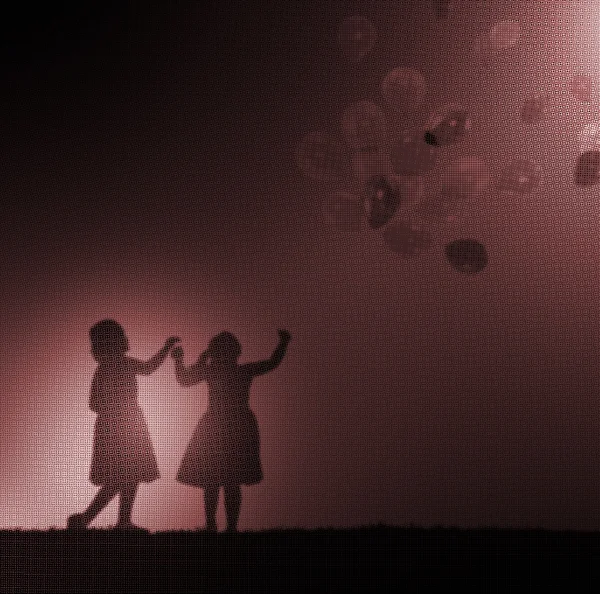 Enfants jouant ensemble avec des ballons — Photo