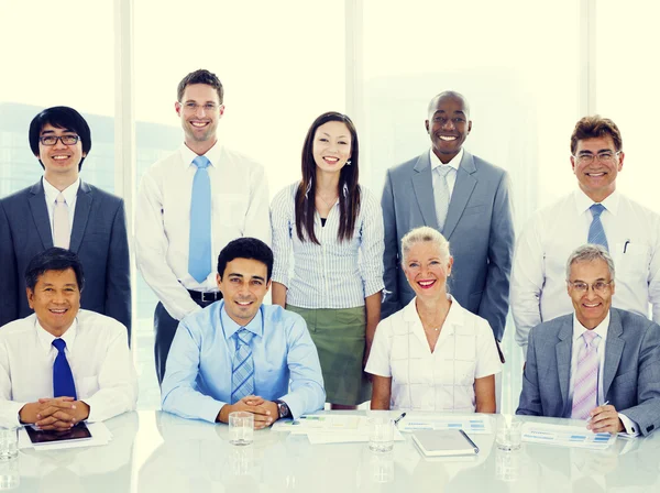 Mensen uit het bedrijfsleven bespreken strategie over de bijeenkomst van — Stockfoto