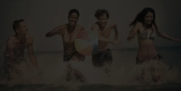 Grupo de personas en concepto de playa de verano — Foto de Stock
