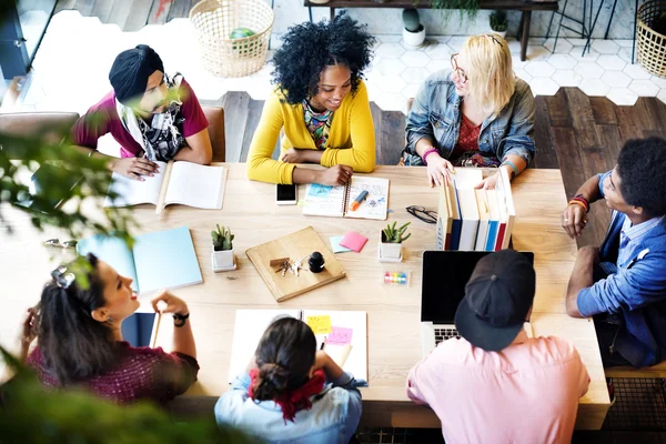 Mensen uit het bedrijfsleven brainstormen in office — Stockfoto