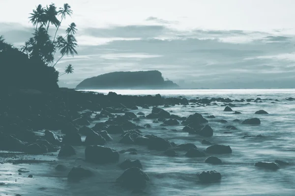 Západ slunce na tropickém ostrově koncept — Stock fotografie