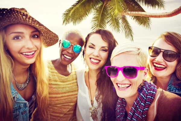 Novias en el Concepto de Felicidad de Fiesta — Foto de Stock