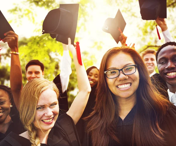 Estudiantes celebrando el concepto de graduación — Foto de Stock