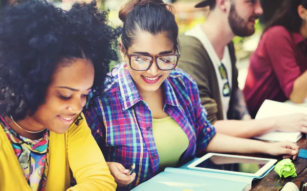 Olika studenter studerar i klassrummet — Stockfoto