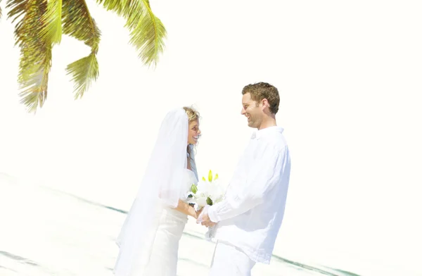Para na plaży, miłości i małżeństwa koncepcja — Zdjęcie stockowe