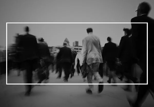 Människor gå över gatan — Stockfoto