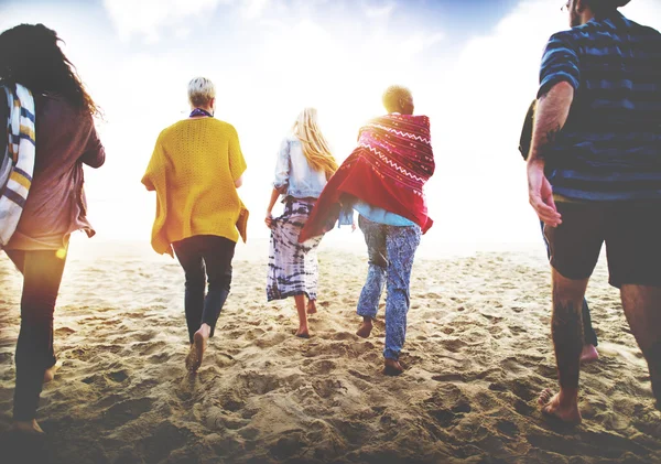 Amigos felices en la playa —  Fotos de Stock