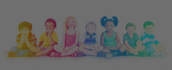 Diversidade Crianças sentadas juntas — Fotografia de Stock
