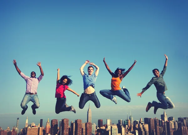 Gente alegre saltando concepto — Foto de Stock