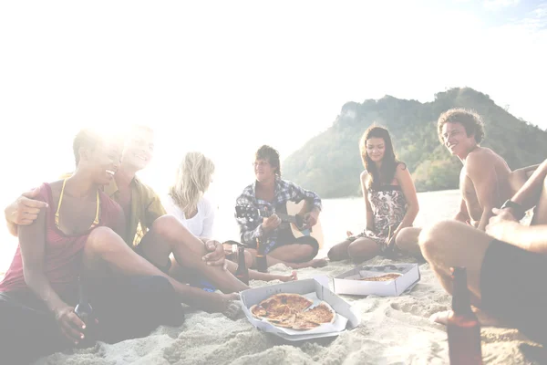 Barátai, amelyek a nyári beach party koncepció — Stock Fotó