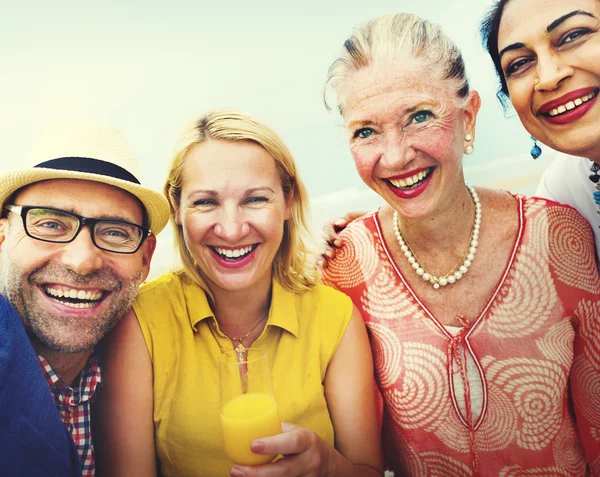 Freunde beim Selfie-Hängen — Stockfoto