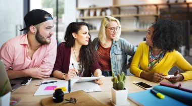 insanlar toplantısında konuşan kavramı