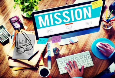 Bilgisayar kullanan adam