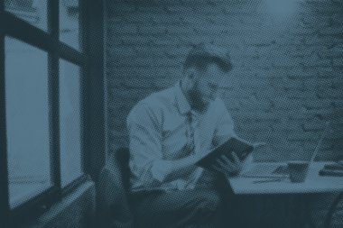 Ofiste çalışan kendine güvenen bir işadamı.