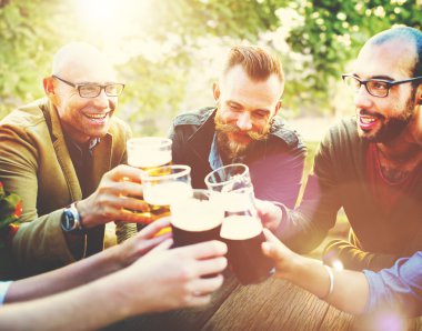 Arkadaşlar parti açık havada kavramı