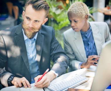 Ofiste çalışan iş adamları