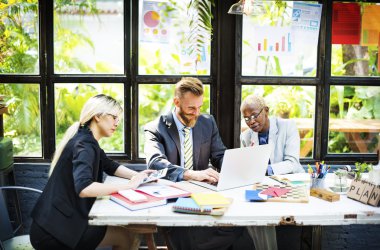 Ofiste çalışan iş adamları,