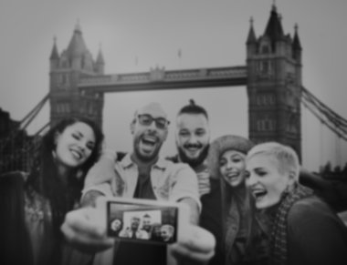 Eğlenceli bağ Selfie kavramı olan arkadaşlar
