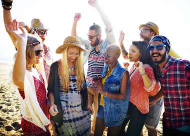 Arkadaşlar Beach Party mutluluk kavramı