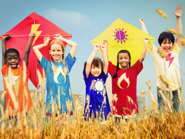 Kids playing kites — Stock Photo, Image