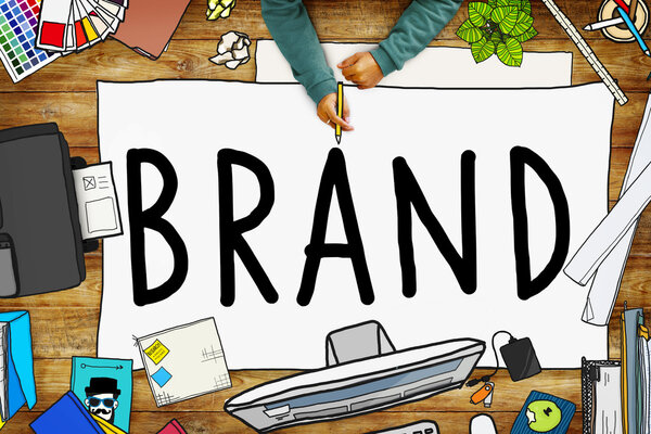 Человек работает с брендингом
