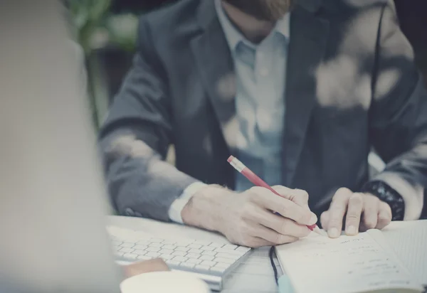 Zelfverzekerde zakenman aan het werk — Stockfoto