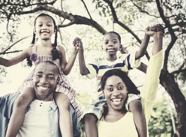 Retrato de una familia africana feliz —  Fotos de Stock