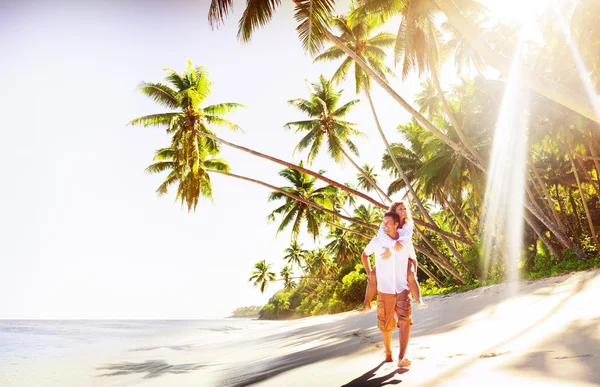 Casal na praia tropical, conceito romântico — Fotografia de Stock