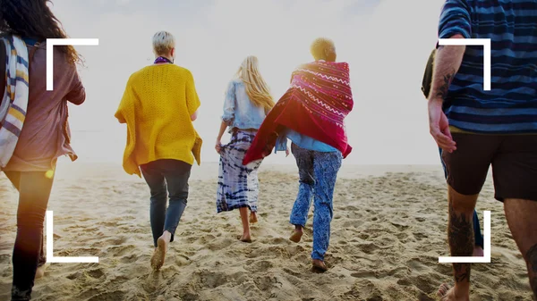 Amigos felizes na praia — Fotografia de Stock