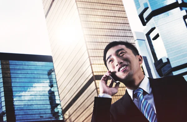 Geschäftsleute sprechen über Telefonkonzept — Stockfoto