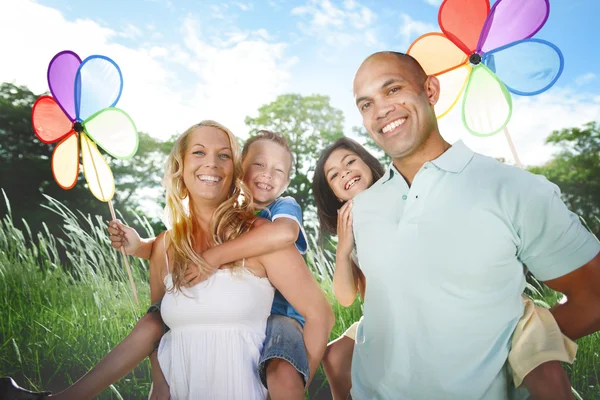 Família brincando ao ar livre conceito — Fotografia de Stock