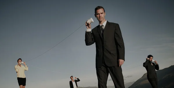Kağıt bardak telefon konsepti ile iletişim insanlar — Stok fotoğraf