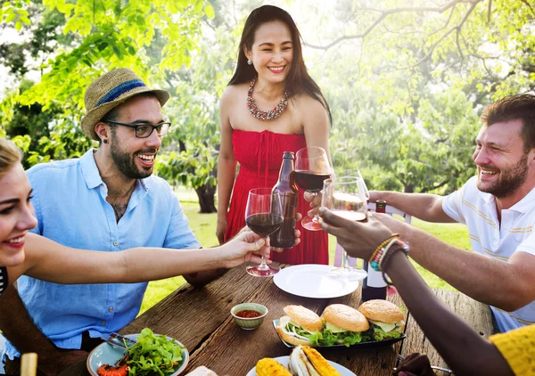 Freunde draußen bei Party-Konzept — Stockfoto