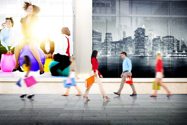 Diversidade grupo de pessoas caminhando — Fotografia de Stock