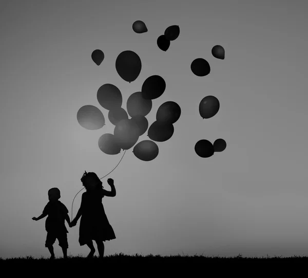 Концепция двух детей на открытом воздухе — стоковое фото