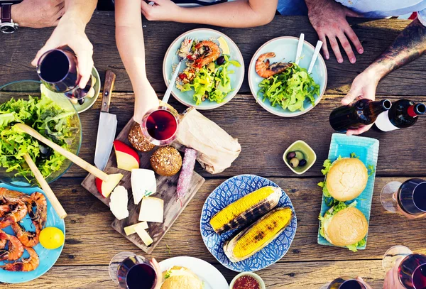 Концепція святкування їжі за столом — стокове фото