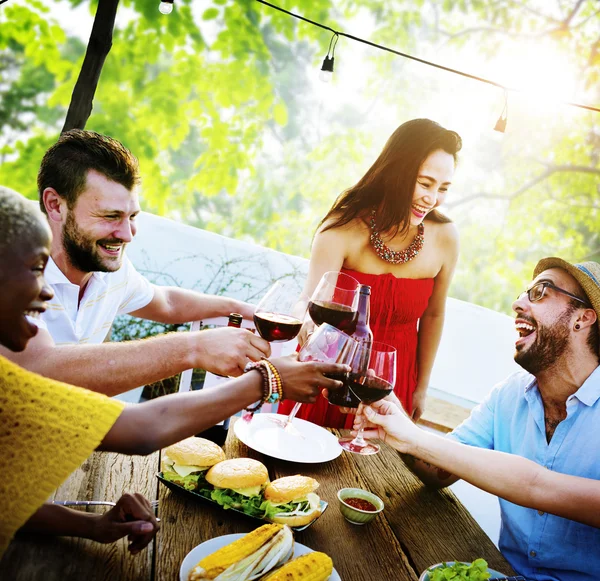 Vrienden opknoping drinken Concept — Stockfoto