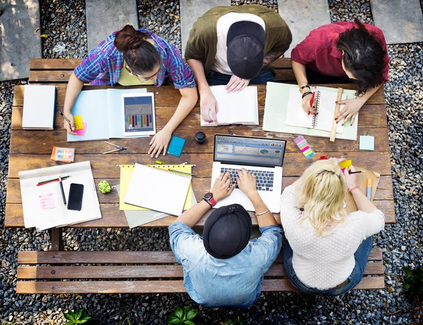 Grupo de personas diversas que trabajan juntas — Foto de Stock