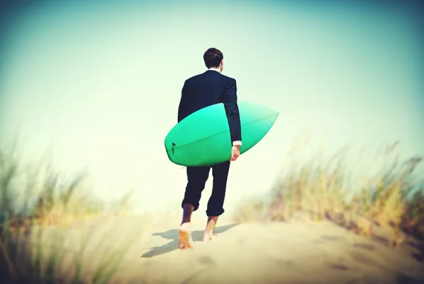 Empresário e prancha de surf, conceito de férias — Fotografia de Stock