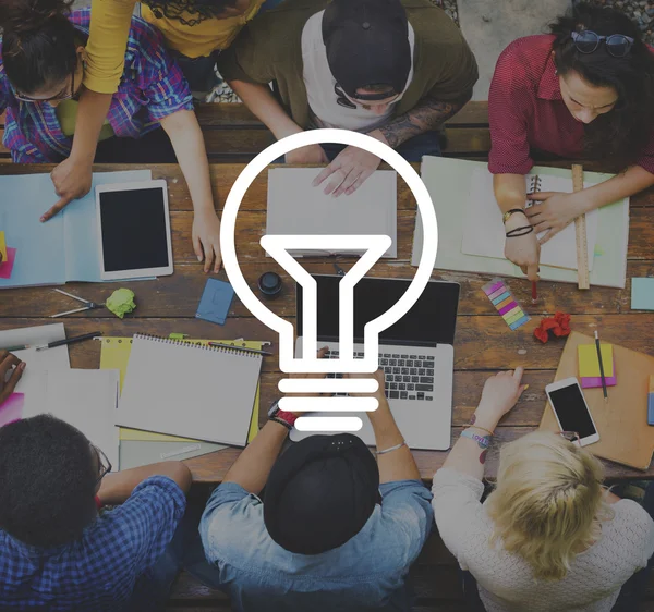 Light Bulb idéer och Inspiration koncept — Stockfoto